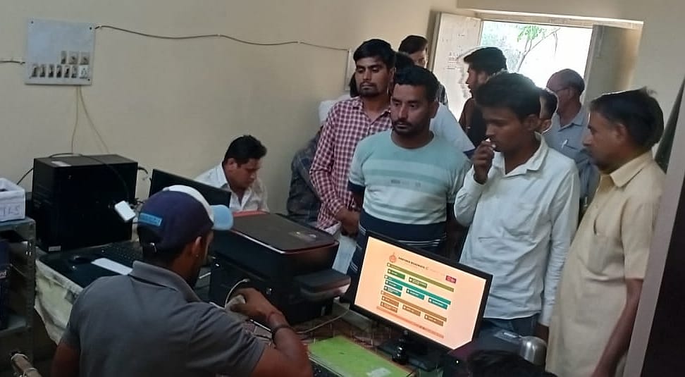 27जेएनडी31: हैप्पी कार्ड एक्टिवेट करवाते लाभार्थी। संवाद 27जेएनडी31: हैप्पी कार्ड एक्टिवेट करवाते लाभार्थी। संवाद