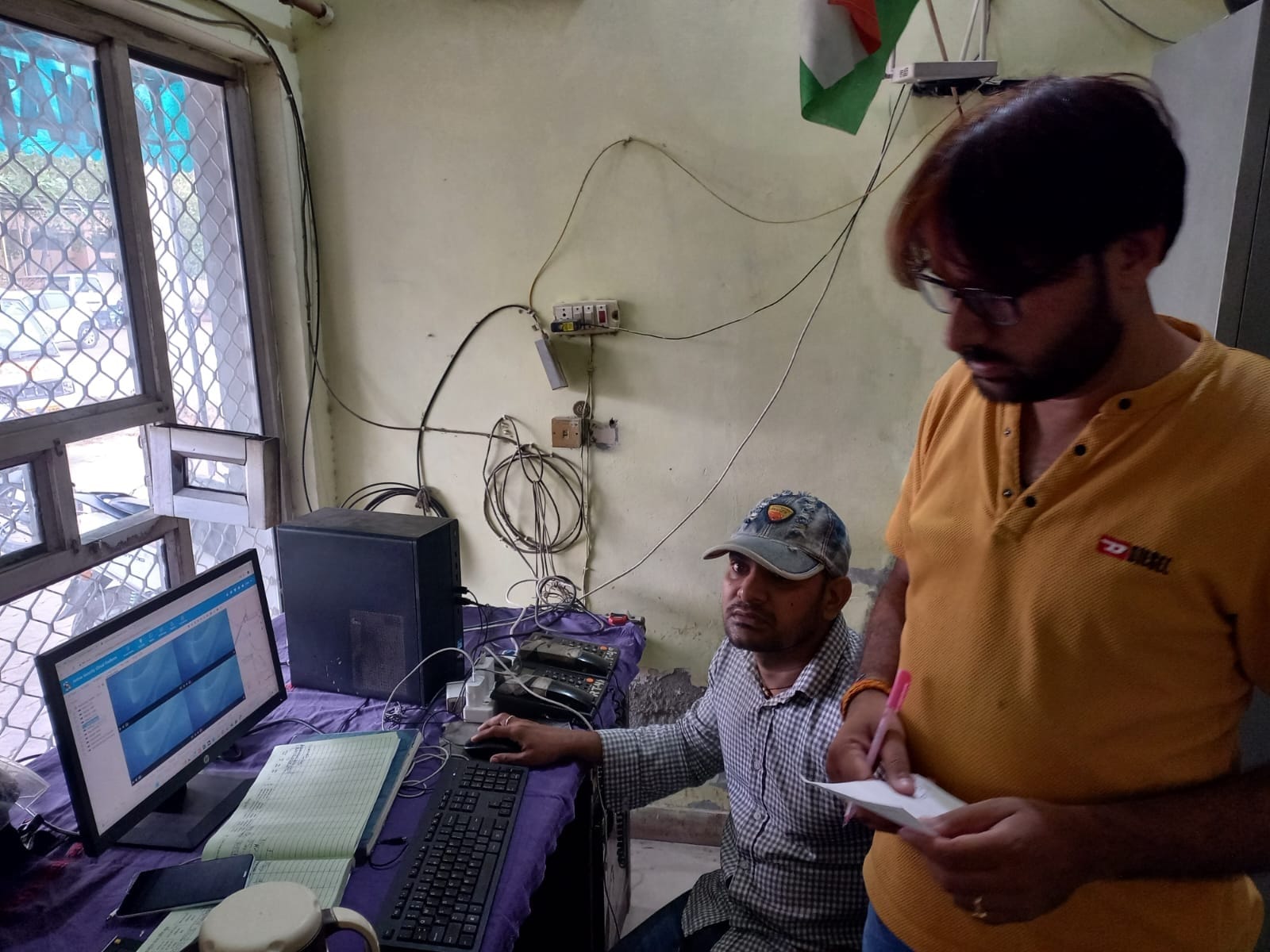 27jjrp20 झज्जर में स्थित सामान्य अस्पताल परिसर  में खड़ी  छापेमारी के दौरान एम्बुलेंस में ऑक्सी