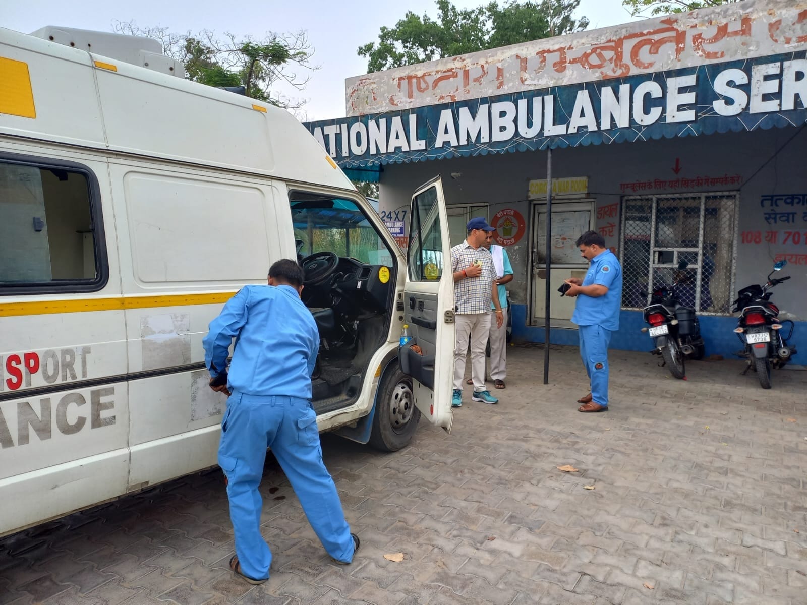 27jjrp20 झज्जर में स्थित सामान्य अस्पताल परिसर  में खड़ी  छापेमारी के दौरान एम्बुलेंस में ऑक्सी