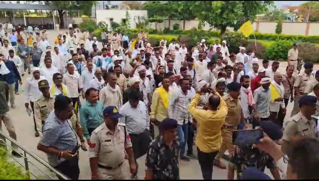 अपनी रकम दिलाए जाने को लेकर किसान हुए लामबंद अपनी रकम दिलाए जाने को लेकर किसान हुए लामबंद