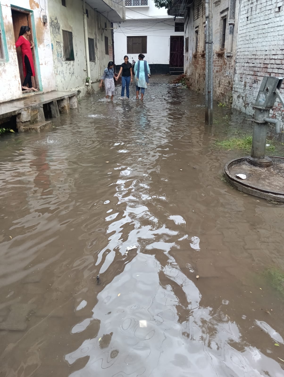बीसलपुर के मोहल्ला बख्तावर लाल की मुख्य सड़क पर भरा पानी। संवाद
