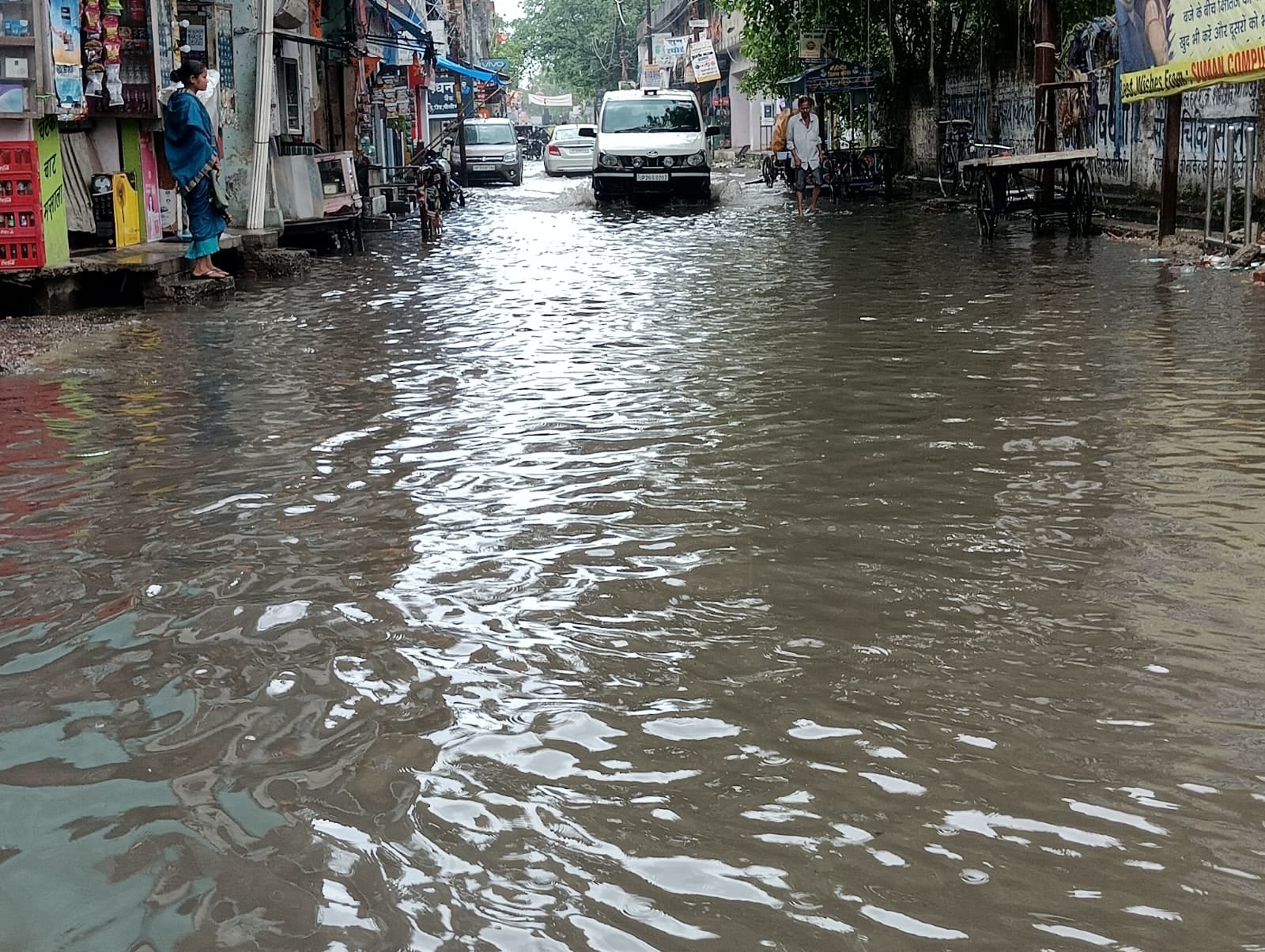 बीसलपुर के मोहल्ला बख्तावर लाल की मुख्य सड़क पर भरा पानी। संवाद
