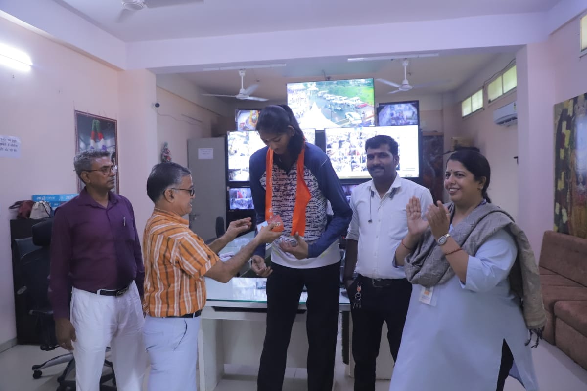 एशिया एवं भारत की सबसे लंबी बास्केटबॉल खिलाड़ी सुश्री पूनम चतुर्वेदी पहुँची महाकालेश्वर मंदिर