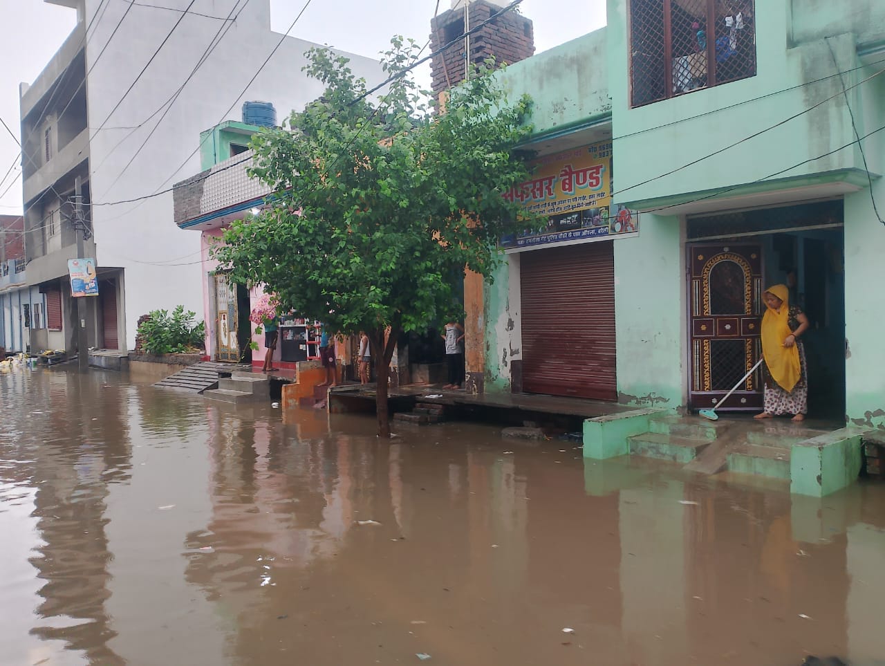 हाइवे पर गिरे पेड को हटाती टीम हाइवे पर गिरे पेड को हटाती टीम