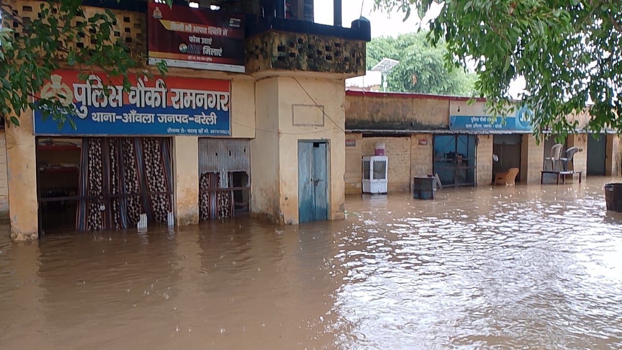 हाइवे पर गिरे पेड को हटाती टीम हाइवे पर गिरे पेड को हटाती टीम