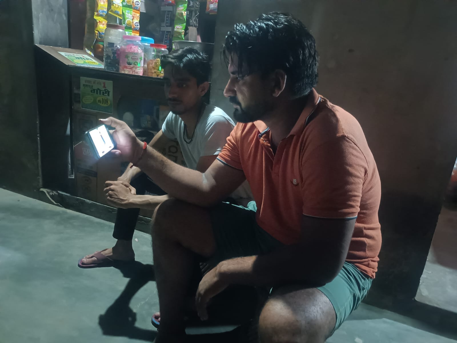 शामली में भारत इंग्रलैड का मैच देखते क्रिकेट प्रेमी शामली में भारत इंग्रलैड का मैच देखते क्रिकेट प्रेमी
