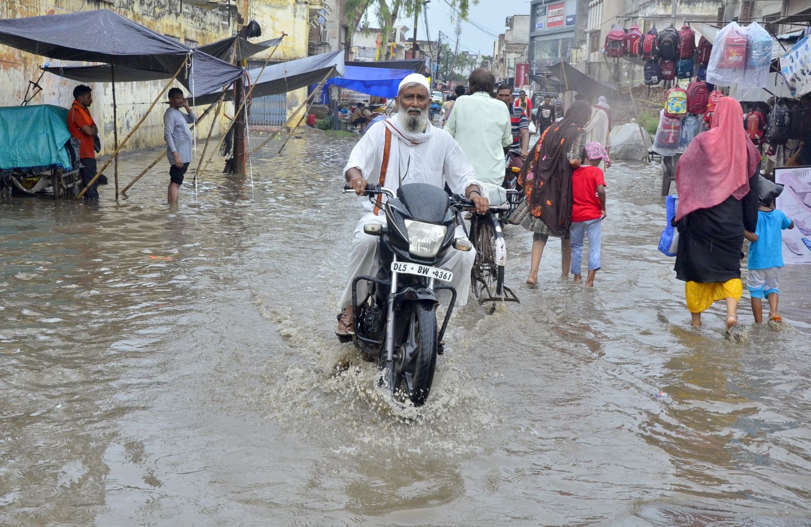 दबतोरी अस्पताल परिसर में भरा बारिश का पानी। संवाद दबतोरी अस्पताल परिसर में भरा बारिश का पानी। संवाद