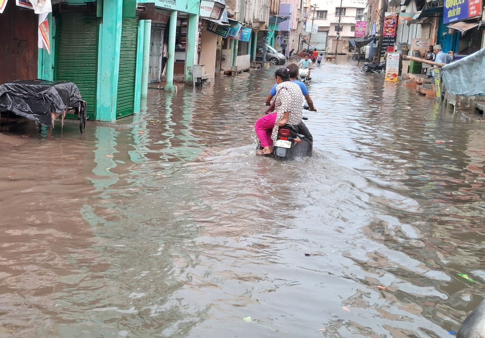 दबतोरी अस्पताल परिसर में भरा बारिश का पानी। संवाद दबतोरी अस्पताल परिसर में भरा बारिश का पानी। संवाद