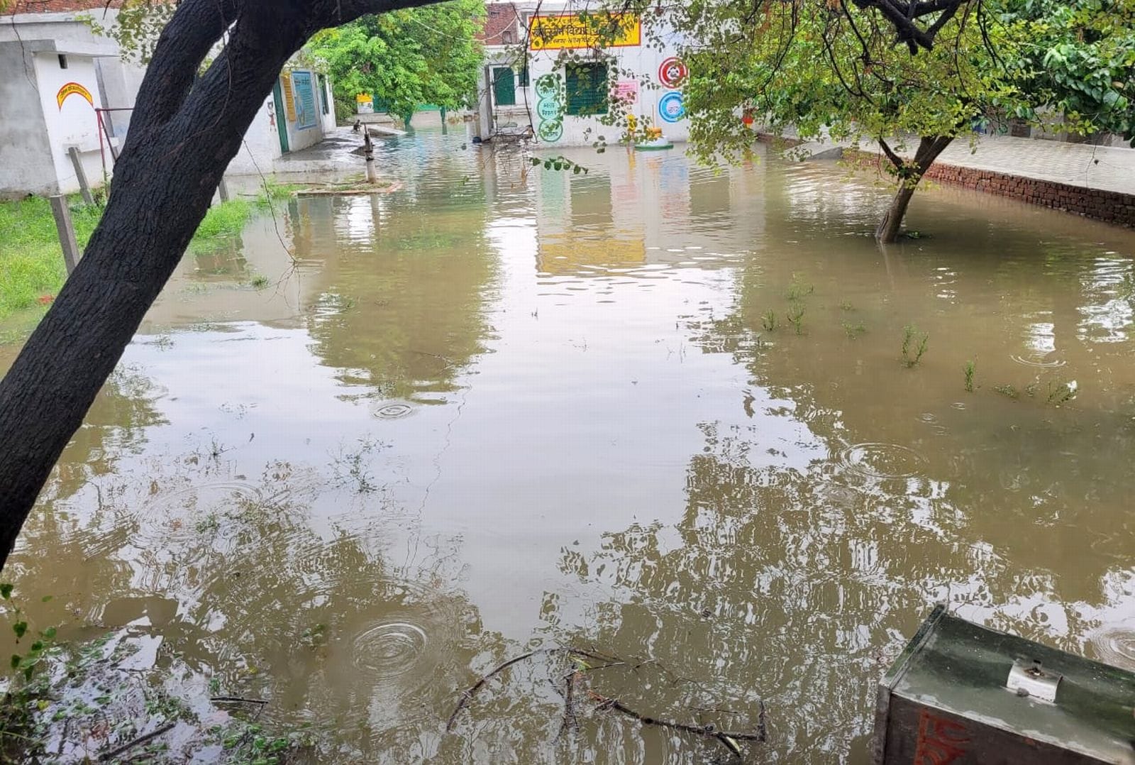 दबतोरी अस्पताल परिसर में भरा बारिश का पानी। संवाद दबतोरी अस्पताल परिसर में भरा बारिश का पानी। संवाद