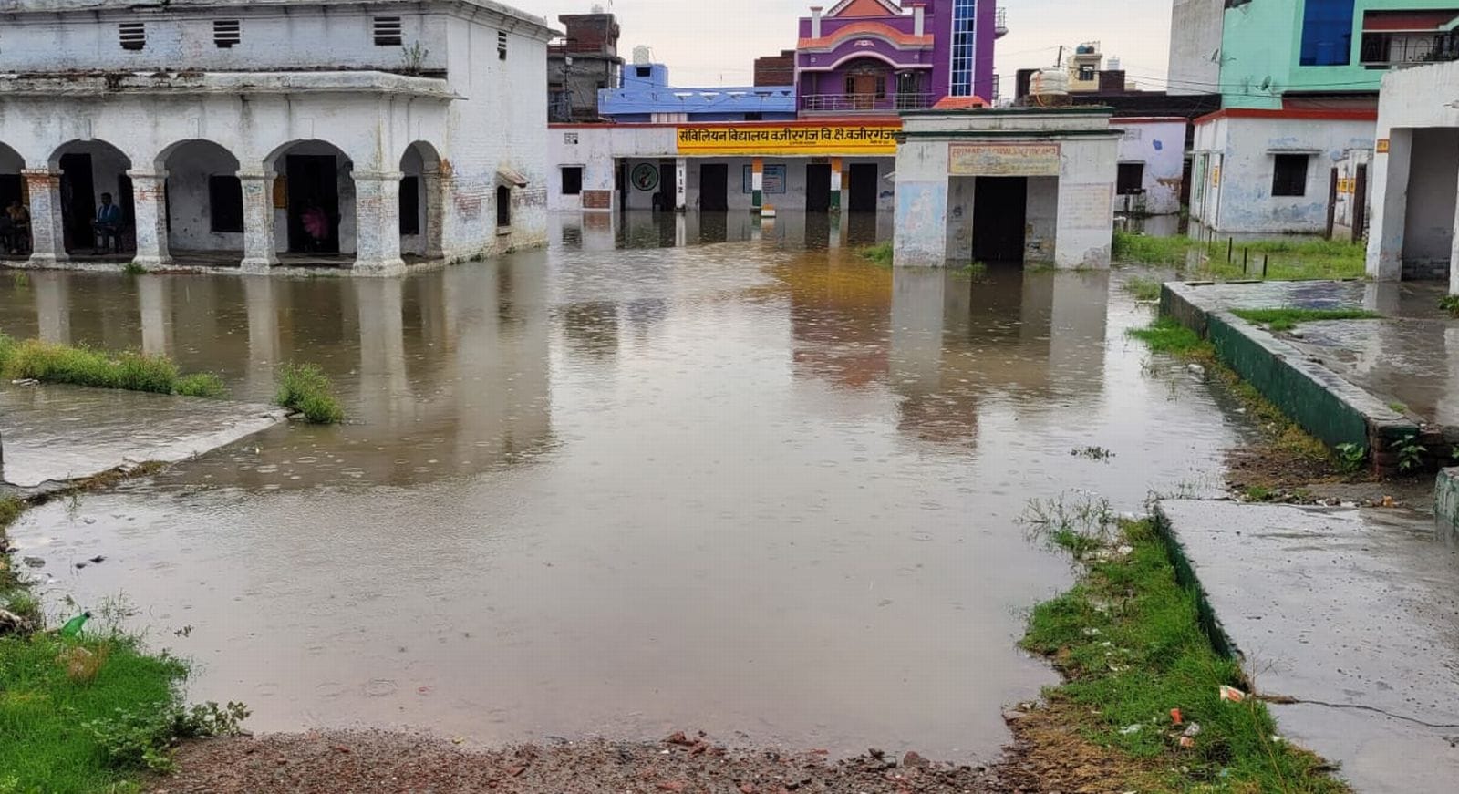 दबतोरी अस्पताल परिसर में भरा बारिश का पानी। संवाद दबतोरी अस्पताल परिसर में भरा बारिश का पानी। संवाद
