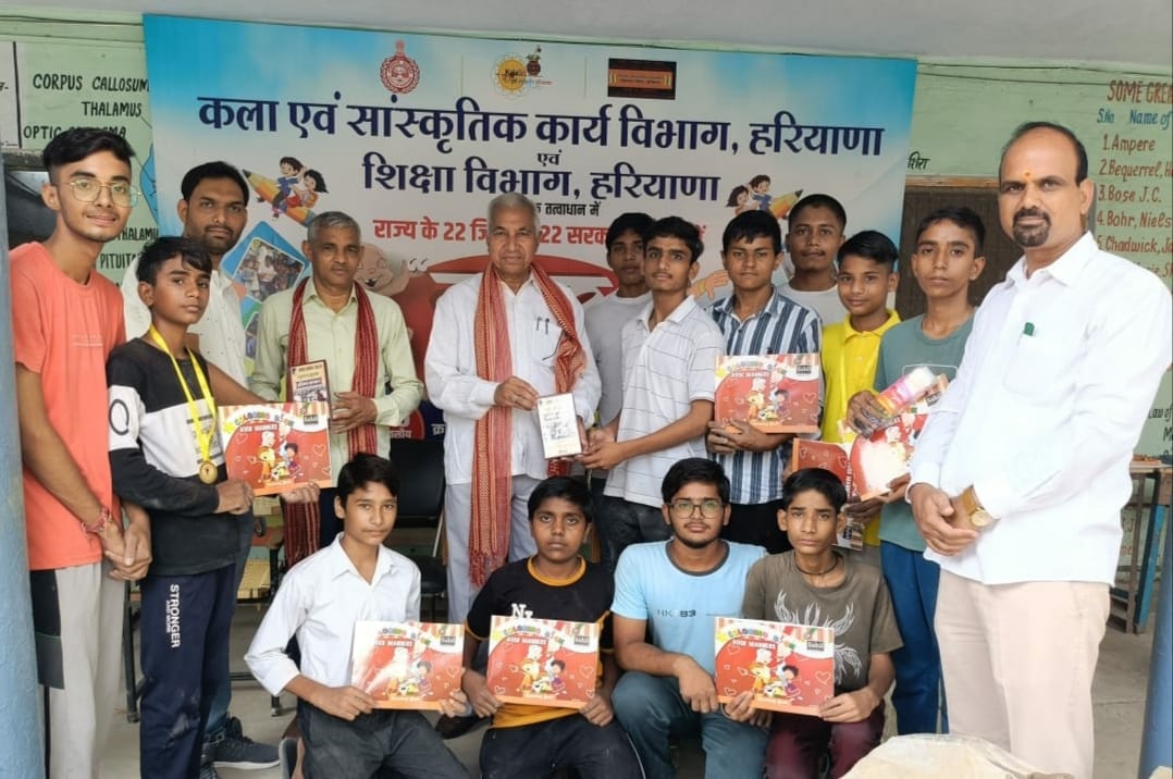 28जेएनडी02: टाबर उत्सव में प्रतिभाशाली बच्चों को सम्मानित करते हुए मुख्यातिथि। स्रोत सोसायटी 28जेएनडी02: टाबर उत्सव में प्रतिभाशाली बच्चों को सम्मानित करते हुए मुख्यातिथि। स्रोत सोसायटी