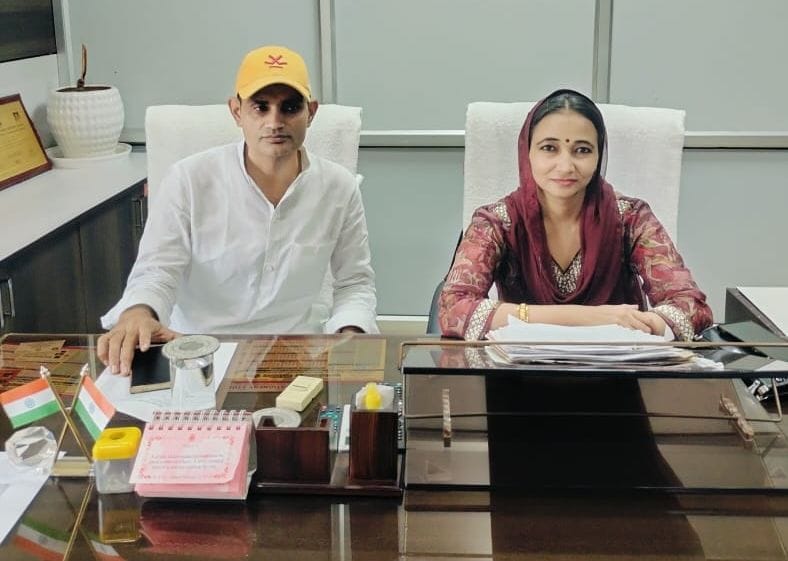 28जेएनडी05 : बैठक रद होने के बाद अपने कार्यालय में अपने पति कुलदीप रंधावा के साथ चेयरपर्सन मनीष