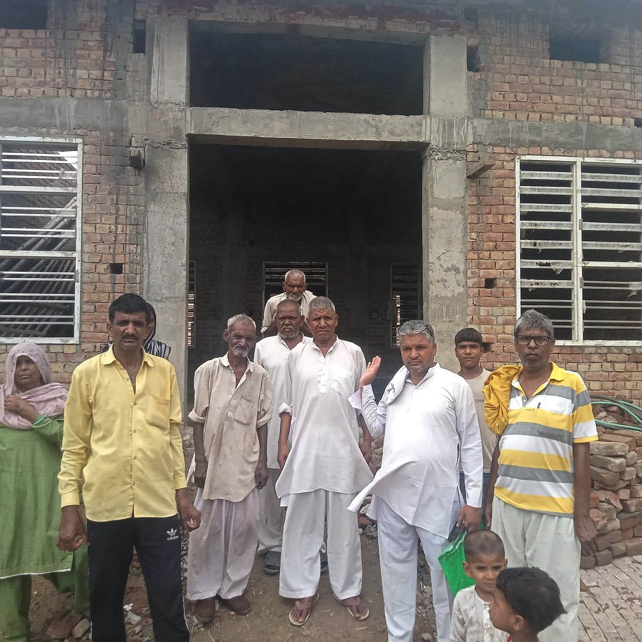 28जेएनडी12: डाहौला गांव में अधूरी पड़ी चौपाल को दिखाते कश्यप समाज के लोग। संवाद