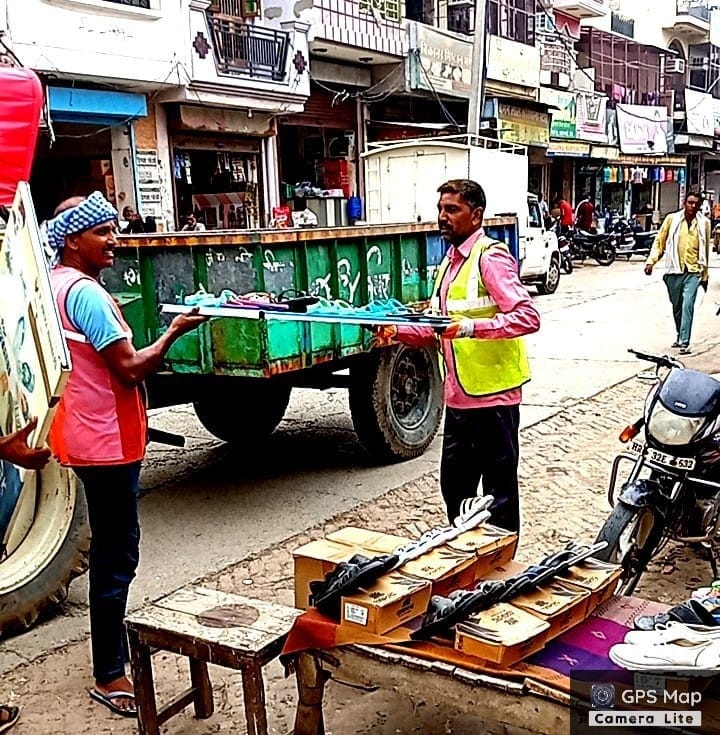 28जेएनडी13: लितानी रोड पर अतिक्रमण हटाते नपा टीम। संवाद 28जेएनडी13: लितानी रोड पर अतिक्रमण हटाते नपा टीम। संवाद