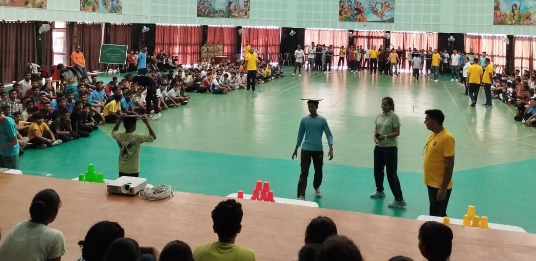 28जेएनडी25 : छोटे-छोटे खेलों के माध्यम से मनोरंजन करते एनसीसी कैडेट्स। स्रोत विवि 28जेएनडी25 : छोटे-छोटे खेलों के माध्यम से मनोरंजन करते एनसीसी कैडेट्स। स्रोत विवि