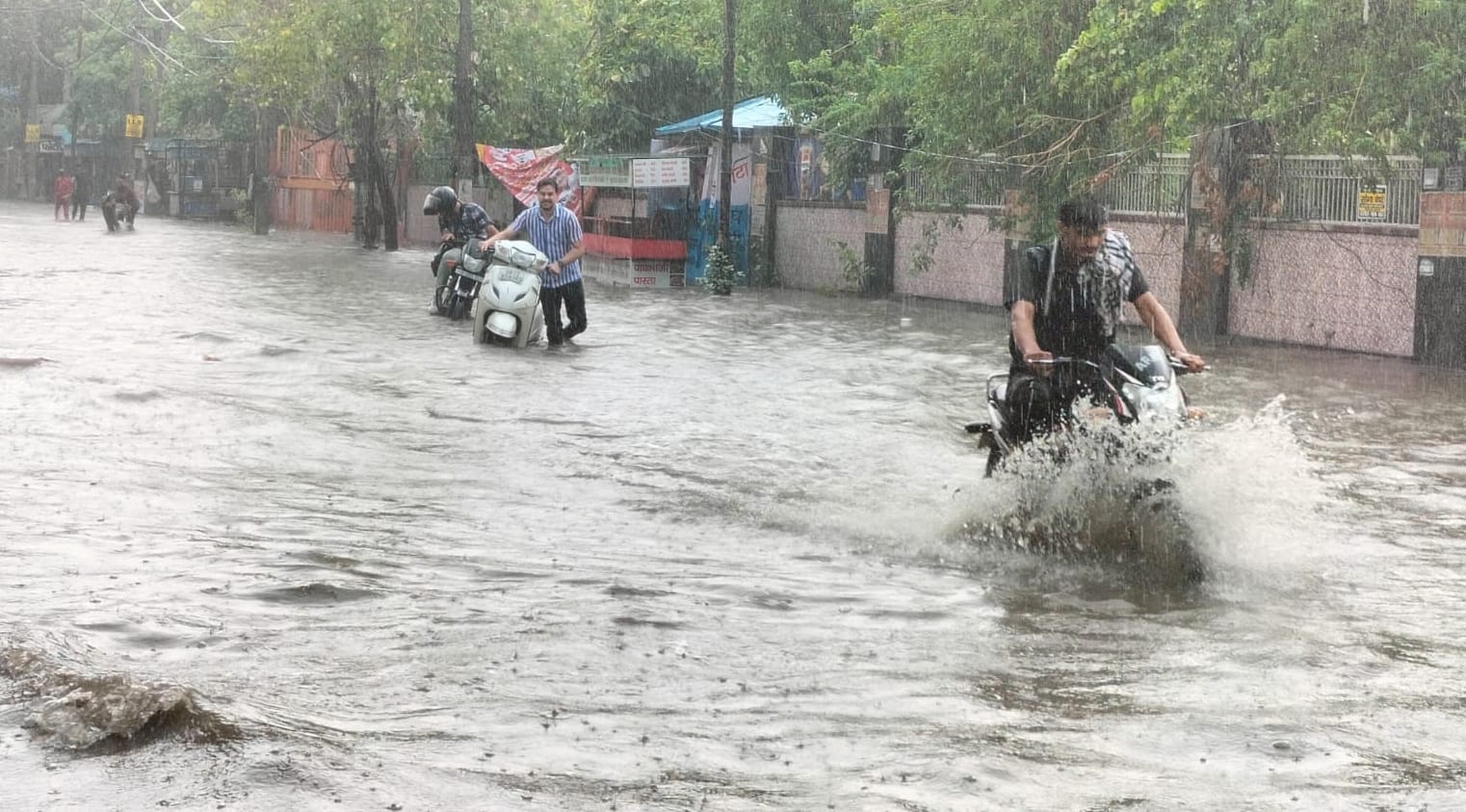 29सीटीके26...शनिवार को दोपहर में हुई झमा झम बारिश के बाद महावीर पार्क के पास भरे पानी में से अप