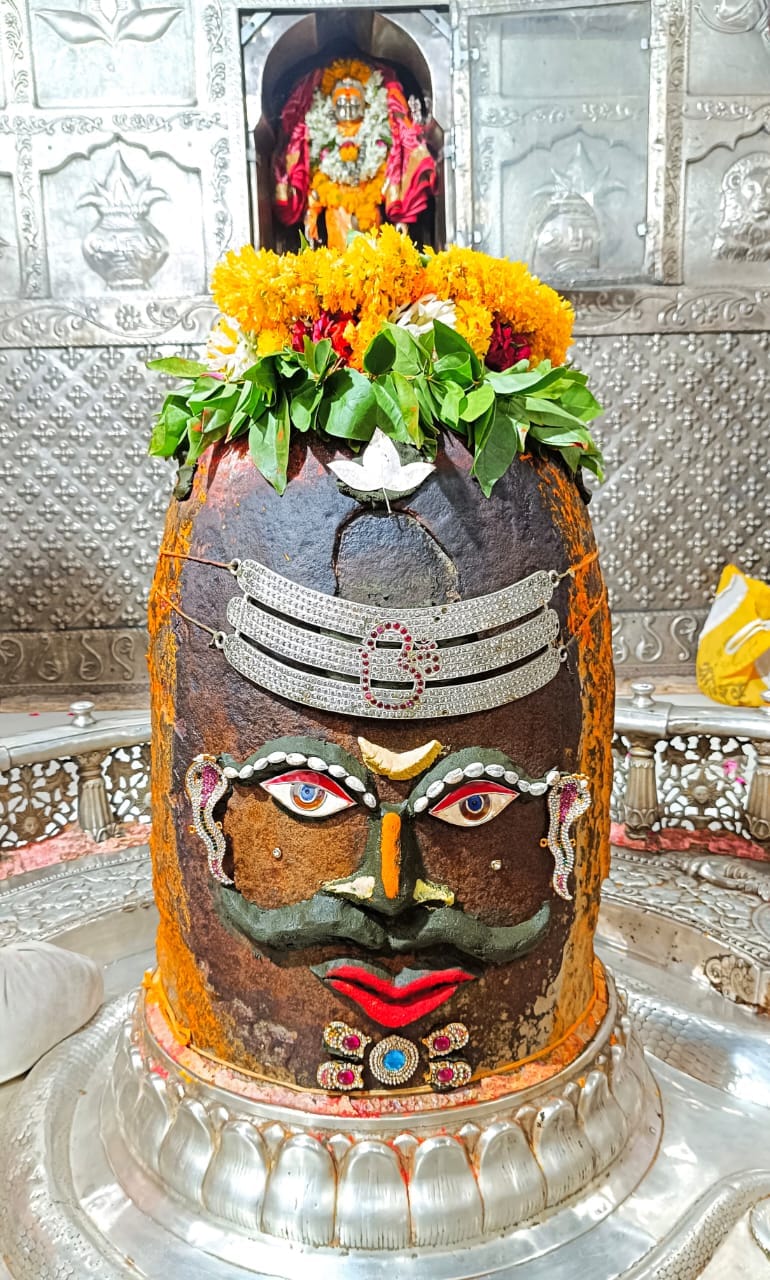 भस्म आरती मे कानो में सर्प मस्तक पर चन्द्र लगाकर सजे बाबा महाकाल भस्म आरती मे कानो में सर्प मस्तक पर चन्द्र लगाकर सजे बाबा महाकाल