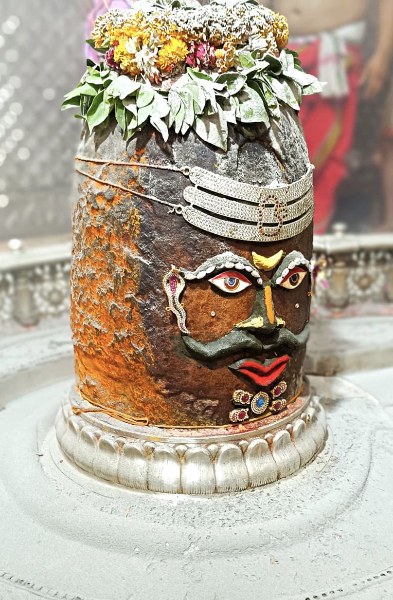 भस्म आरती मे कानो में सर्प मस्तक पर चन्द्र लगाकर सजे बाबा महाकाल भस्म आरती मे कानो में सर्प मस्तक पर चन्द्र लगाकर सजे बाबा महाकाल