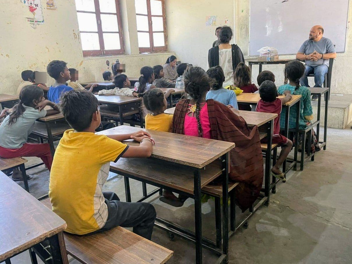 कन्या हाई स्कूल में पढ़ाई करते बच्चे। डीसी सचिन कुमार और जिला सामाजिक कल्याण अधिकारी ममता राजप कन्या हाई स्कूल में पढ़ाई करते बच्चे। डीसी सचिन कुमार और जिला सामाजिक कल्याण अधिकारी ममता राजप