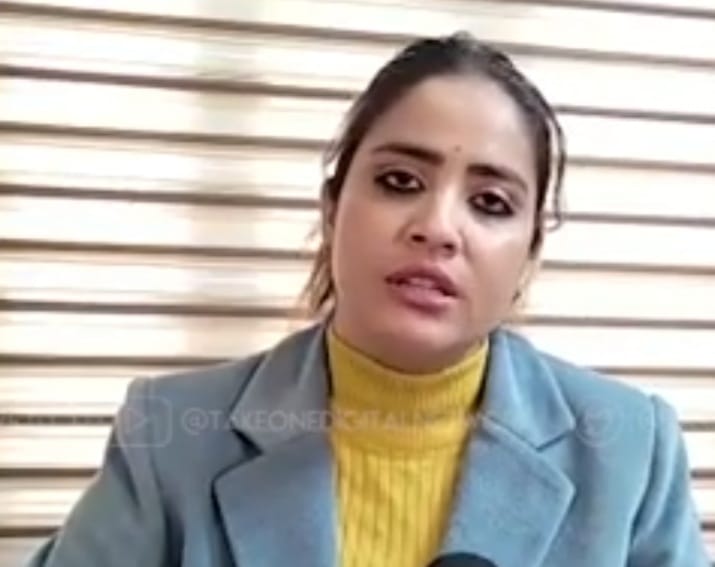 कन्या हाई स्कूल में पढ़ाई करते बच्चे। डीसी सचिन कुमार और जिला सामाजिक कल्याण अधिकारी ममता राजप कन्या हाई स्कूल में पढ़ाई करते बच्चे। डीसी सचिन कुमार और जिला सामाजिक कल्याण अधिकारी ममता राजप