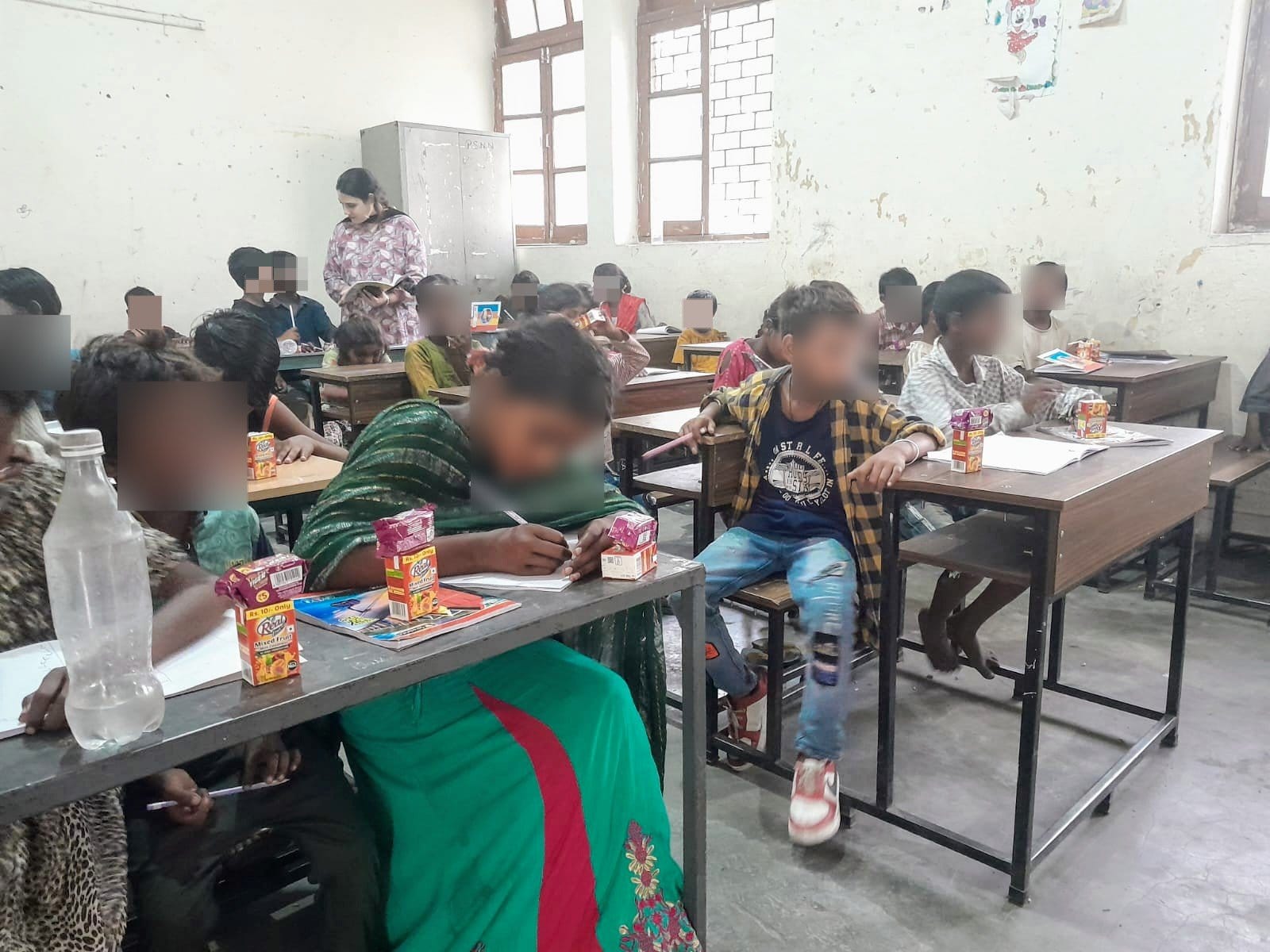 कन्या हाई स्कूल में पढ़ाई करते बच्चे। डीसी सचिन कुमार और जिला सामाजिक कल्याण अधिकारी ममता राजप कन्या हाई स्कूल में पढ़ाई करते बच्चे। डीसी सचिन कुमार और जिला सामाजिक कल्याण अधिकारी ममता राजप