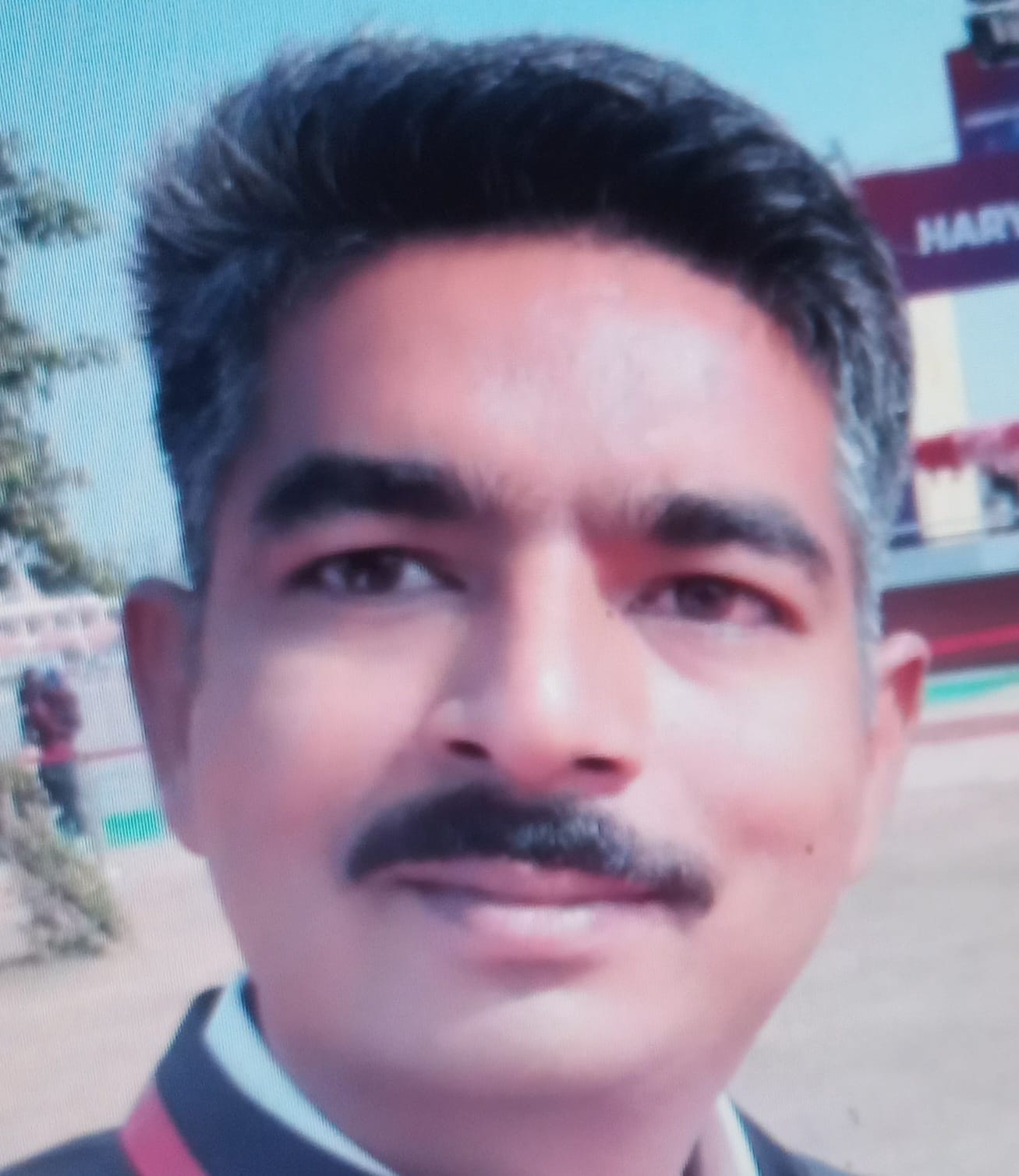 कुरुक्षेत्र। मादा पशु को ब्रूसेला बीमारी का टीका लगाता पशुपालन विभाग का कर्मी। कुरुक्षेत्र। मादा पशु को ब्रूसेला बीमारी का टीका लगाता पशुपालन विभाग का कर्मी।
