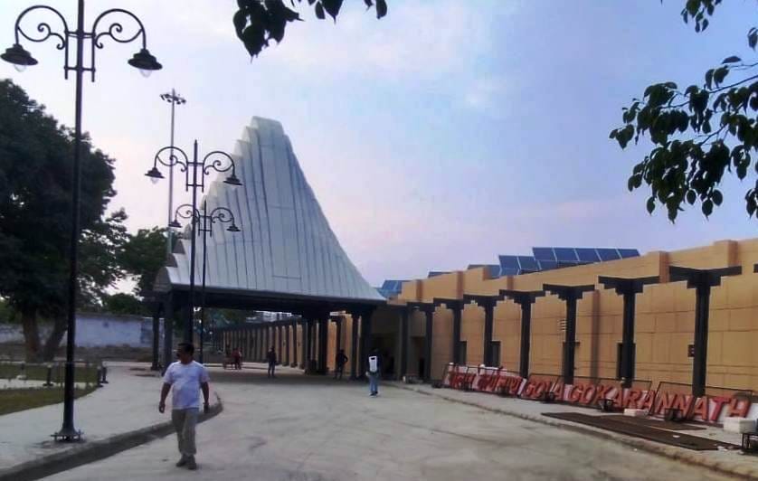 रात को फसाड लाइटिंग से जगमगाता गोला स्टेशन