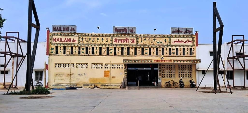रात को फसाड लाइटिंग से जगमगाता गोला स्टेशन