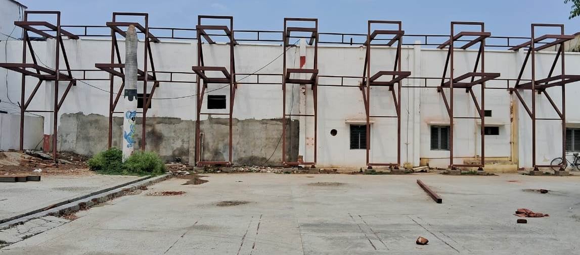 रात को फसाड लाइटिंग से जगमगाता गोला स्टेशन