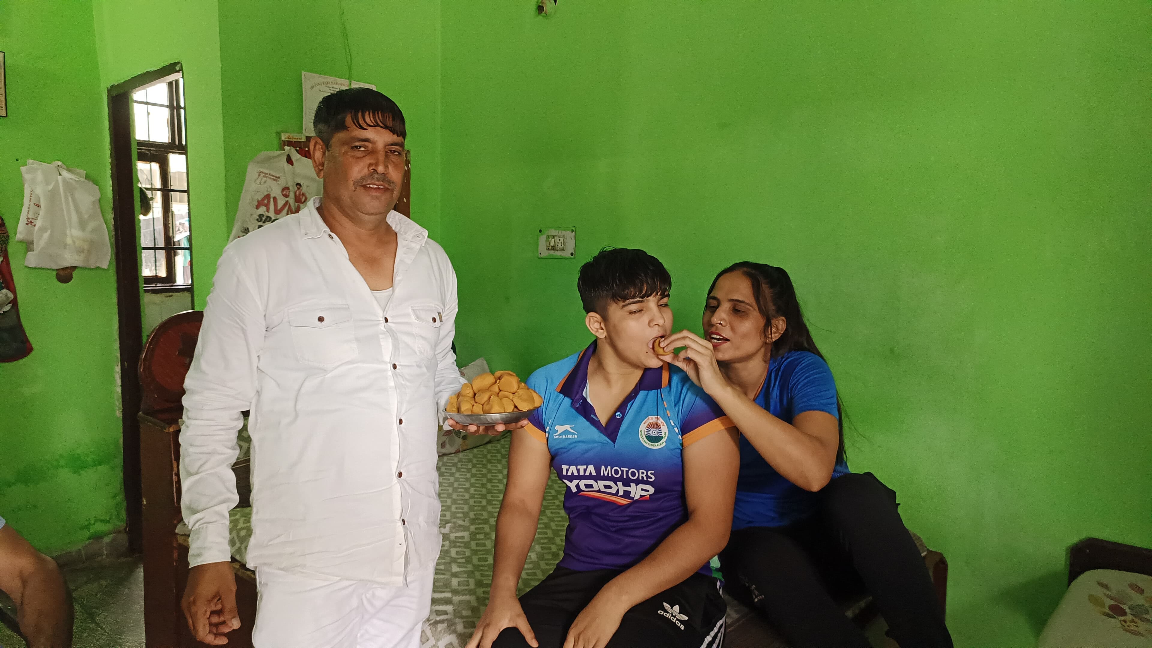 सोनीपत के सेक्टर 23 में बेटी काजल के एशियन कुश्ती चैंपियनशिप में पदक जीतकर लौटने पर स्वागत करत सोनीपत के सेक्टर 23 में बेटी काजल के एशियन कुश्ती चैंपियनशिप में पदक जीतकर लौटने पर स्वागत करत