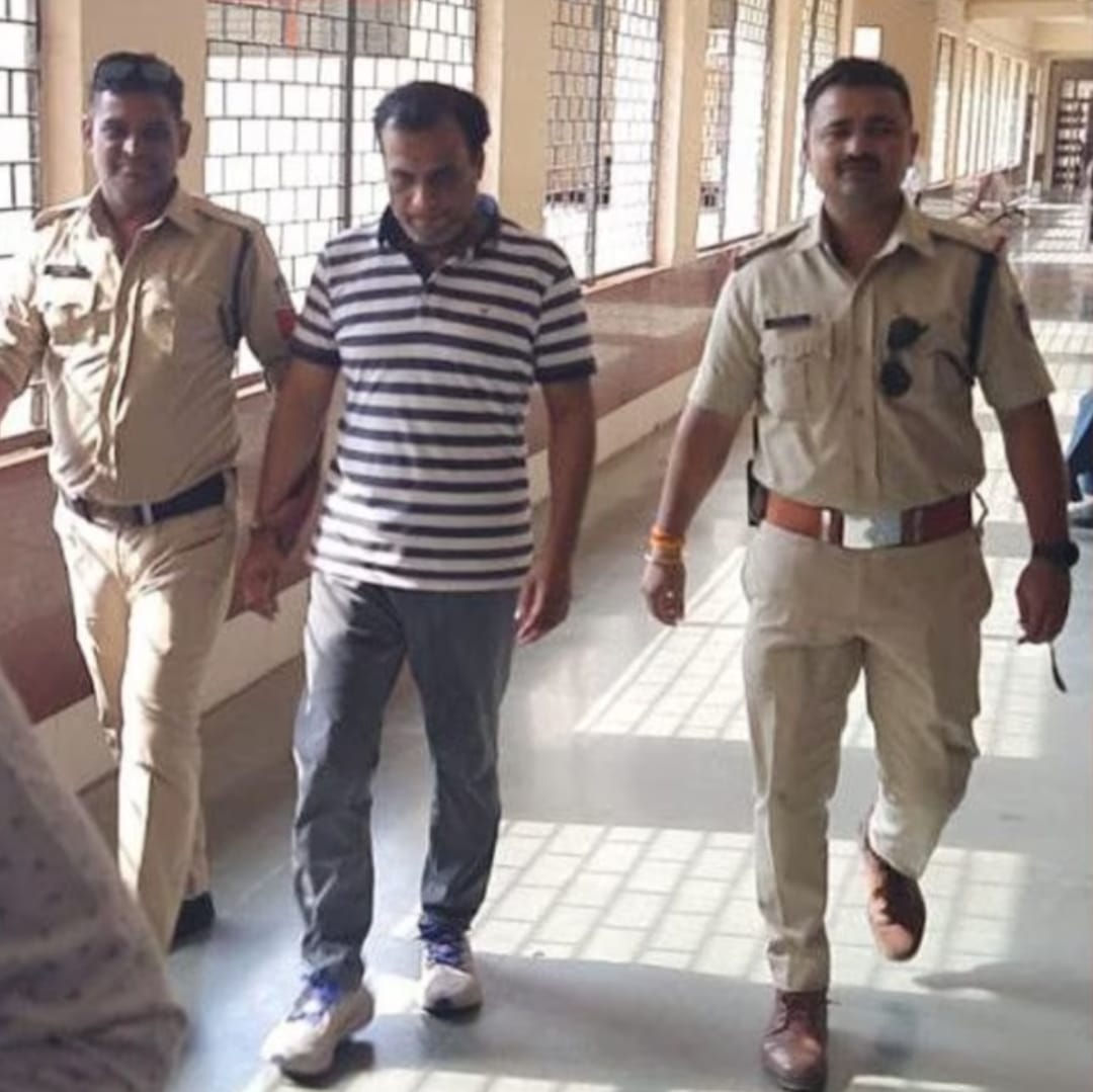 सट्टे के मुख्य आरोपी पियूष चोपड़ा को न्यायालय में पेश करती पुलिस सट्टे के मुख्य आरोपी पियूष चोपड़ा को न्यायालय में पेश करती पुलिस