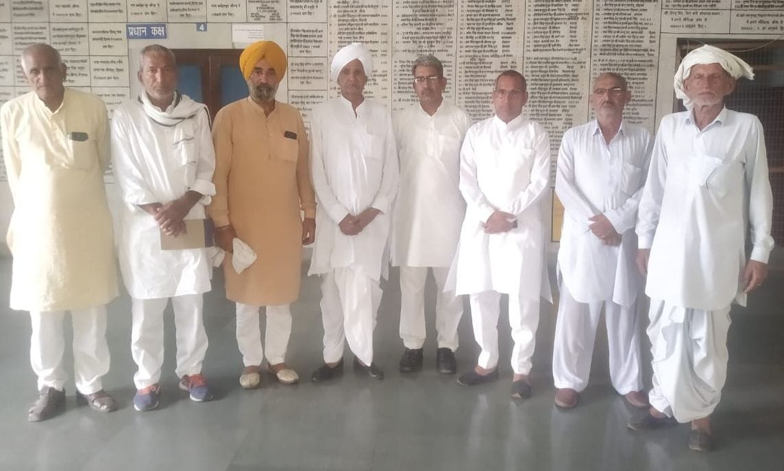 29जेएनडी04 : बैठक के बाद अपने निर्णय की जानकारी देते अध्यक्ष मंडल सदस्य। संवाद 29जेएनडी04 : बैठक के बाद अपने निर्णय की जानकारी देते अध्यक्ष मंडल सदस्य। संवाद