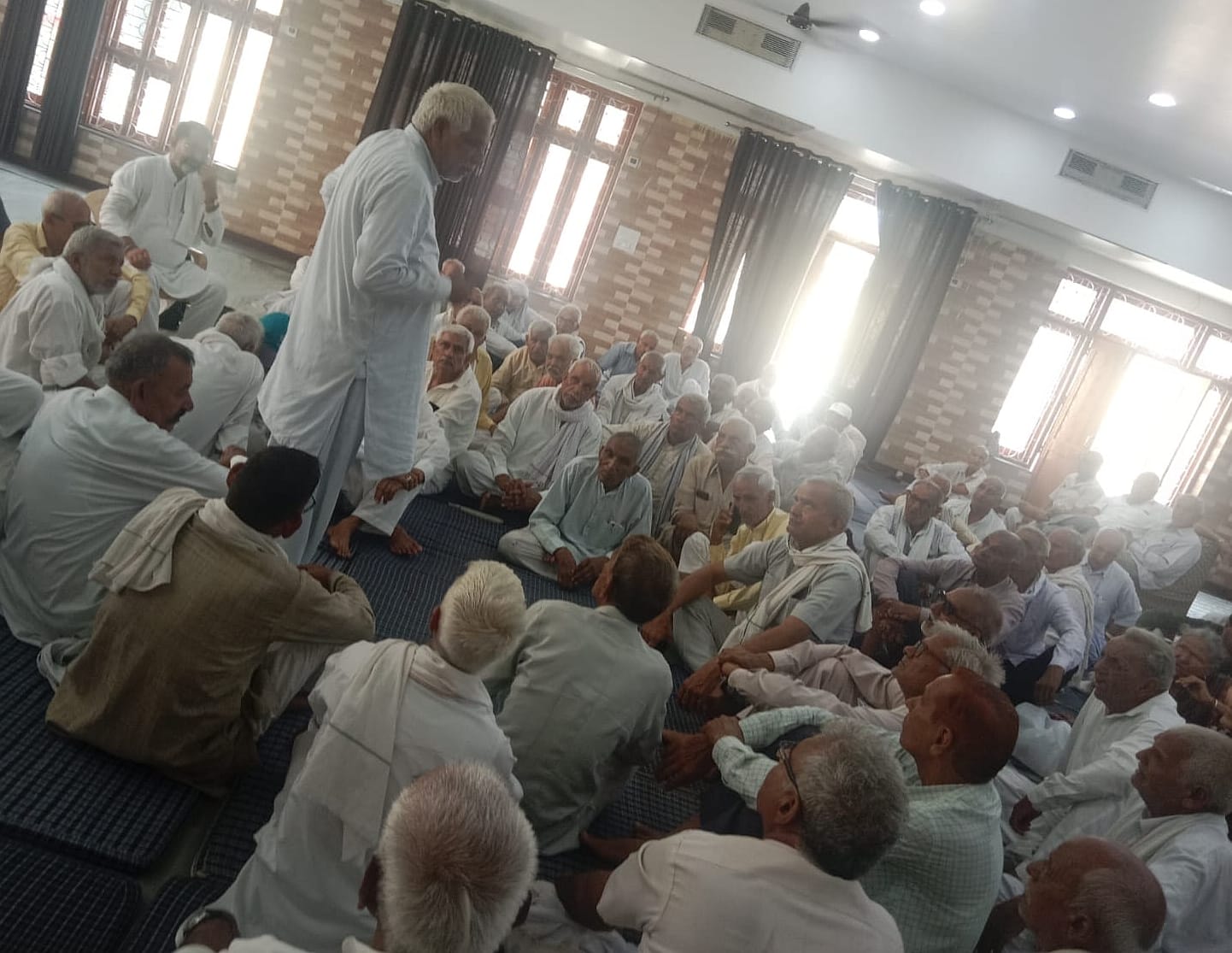 29जेएनडी05: बैठक को संबोधित करते हुए कर्मचारी नेता। स्रोत संगठन 29जेएनडी05: बैठक को संबोधित करते हुए कर्मचारी नेता। स्रोत संगठन
