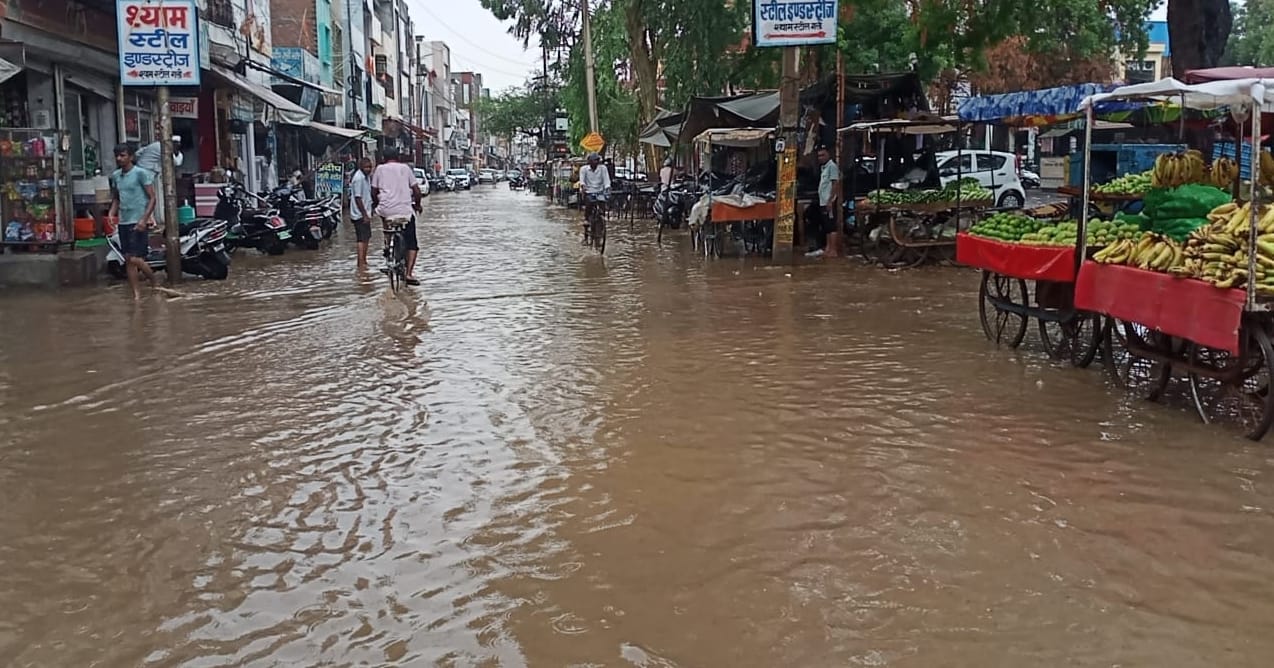 29जेएनडी27: बारिश में नहाते हुए बच्चे। संवाद 29जेएनडी27: बारिश में नहाते हुए बच्चे। संवाद