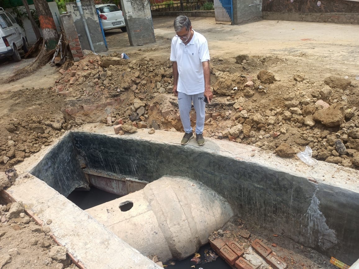 29सीटीके30...शनिवार को बारिश आने से दो घंटे पहले बाबा मस्तनाथ स्कूल के पास जाम हुआ नाला जिसमें 29सीटीके30...शनिवार को बारिश आने से दो घंटे पहले बाबा मस्तनाथ स्कूल के पास जाम हुआ नाला जिसमें