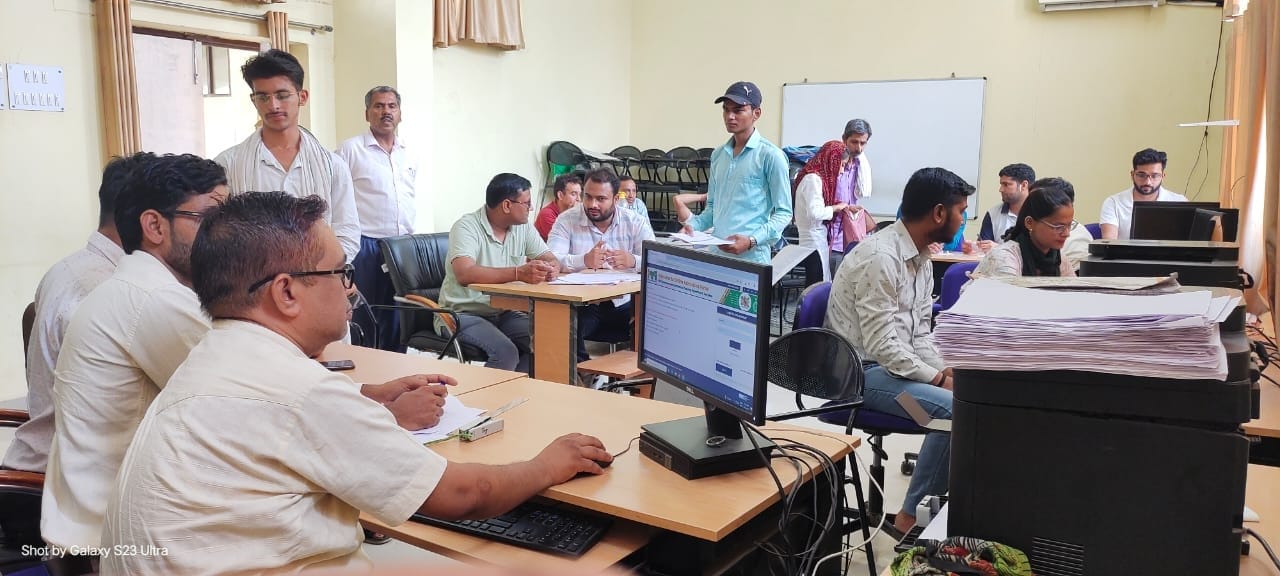 फोटो संख्या:66- राजकीय महिला औद्योगिक प्रशिक्षण संस्थान में दाखिले लेते छात्राएं--स्रोत- संवा फोटो संख्या:66- राजकीय महिला औद्योगिक प्रशिक्षण संस्थान में दाखिले लेते छात्राएं--स्रोत- संवा