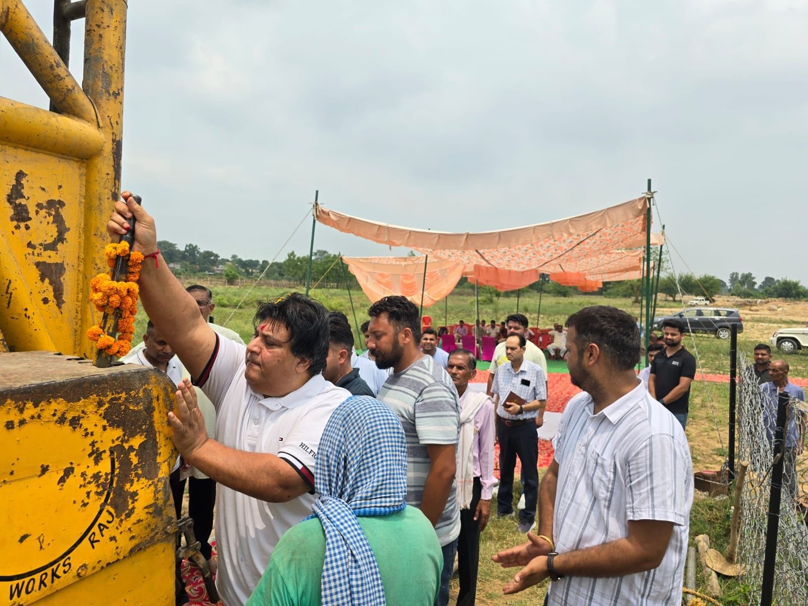 गगरेट विधानसभा क्षेत्र के विधायक राकेश कालिया आम लोंगों की समस्याएं सुनते हुए।संवाद गगरेट विधानसभा क्षेत्र के विधायक राकेश कालिया आम लोंगों की समस्याएं सुनते हुए।संवाद