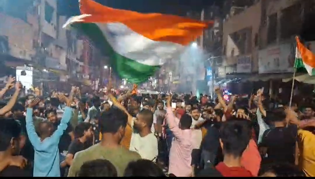 घण्टाघर पर जीत का जश्न मनाने इकट्ठा हुए लोग घण्टाघर पर जीत का जश्न मनाने इकट्ठा हुए लोग