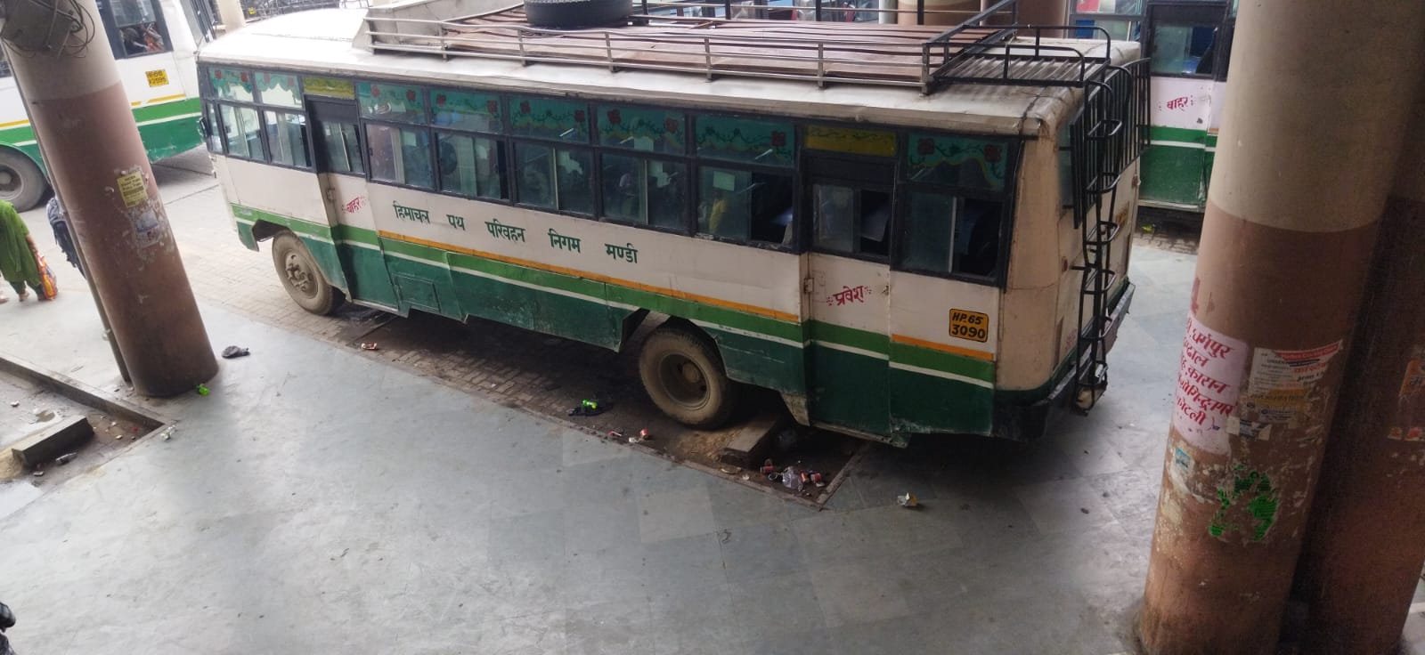 मंडी बस अड्डा प्रभारी पवन गुलेरिया। संवाद