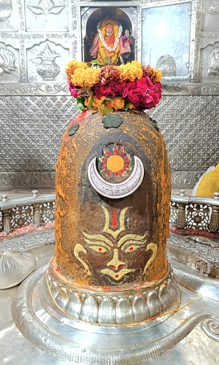 वैष्णव तिलक और मस्तक पर सूर्य, चन्द्रमा धारण कर भस्मारती मे सजे बाबा महाकाल वैष्णव तिलक और मस्तक पर सूर्य, चन्द्रमा धारण कर भस्मारती मे सजे बाबा महाकाल