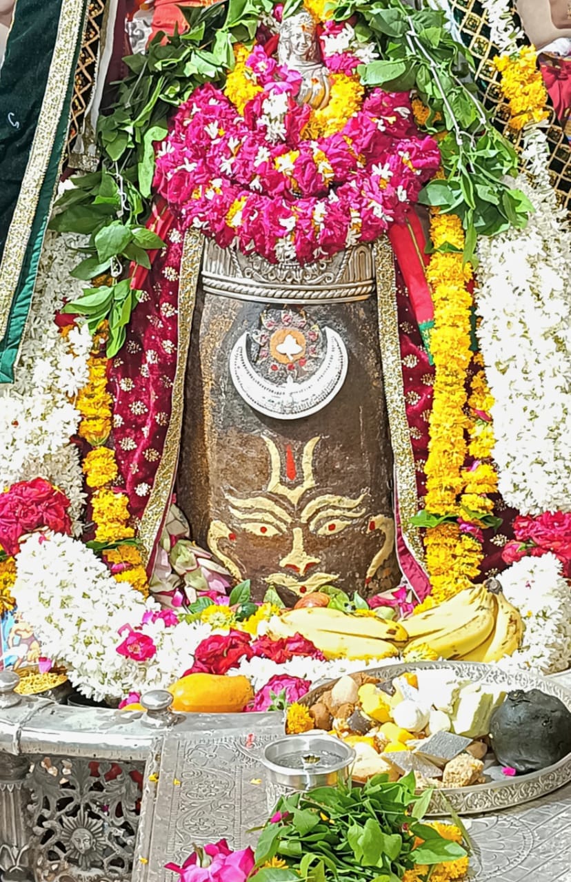 वैष्णव तिलक और मस्तक पर सूर्य, चन्द्रमा धारण कर भस्मारती मे सजे बाबा महाकाल वैष्णव तिलक और मस्तक पर सूर्य, चन्द्रमा धारण कर भस्मारती मे सजे बाबा महाकाल