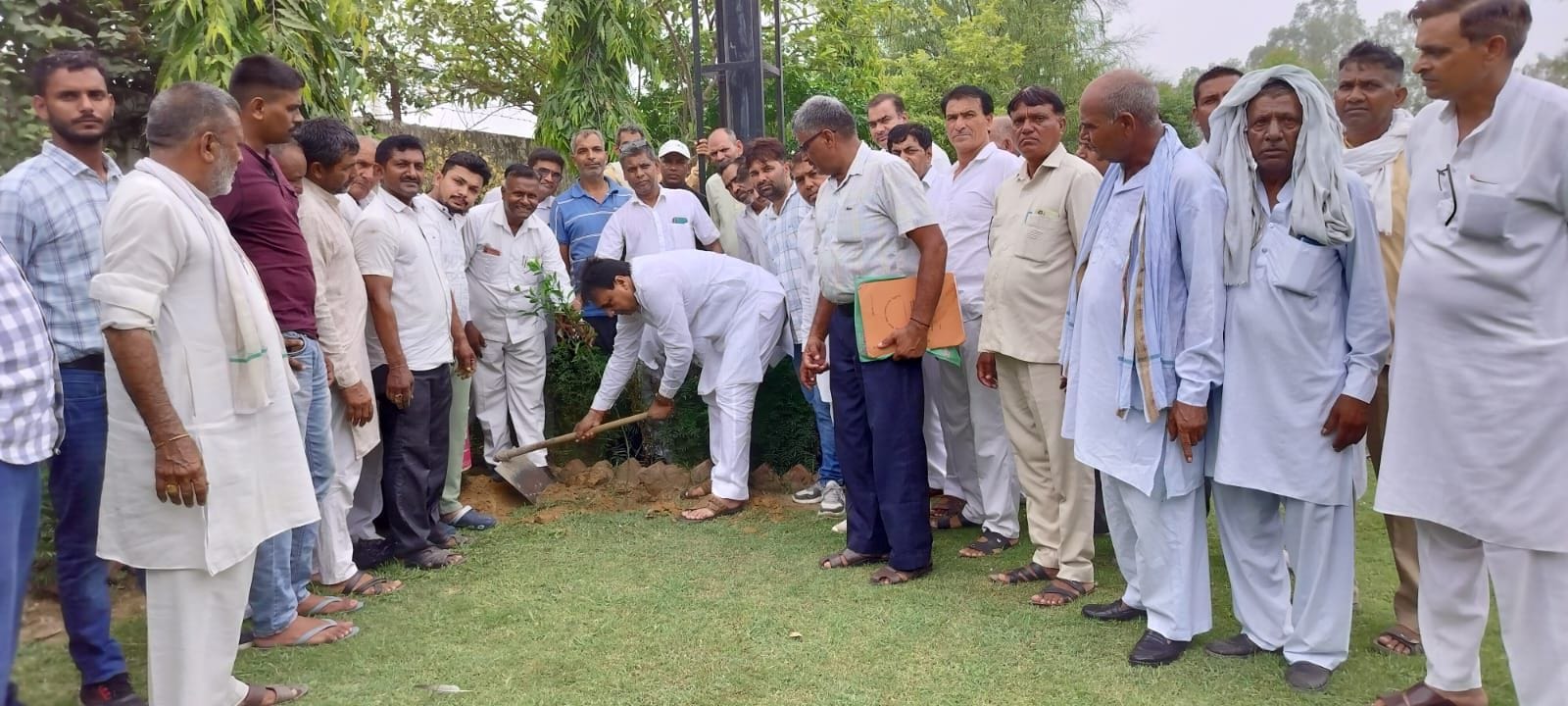 30जेएनडी01 : वीरभवन में अपनी मां के नाम से पौधा लगाते कान्फेड चेयरमैन कर्मवीर सैनी। संवाद 30जेएनडी01 : वीरभवन में अपनी मां के नाम से पौधा लगाते कान्फेड चेयरमैन कर्मवीर सैनी। संवाद