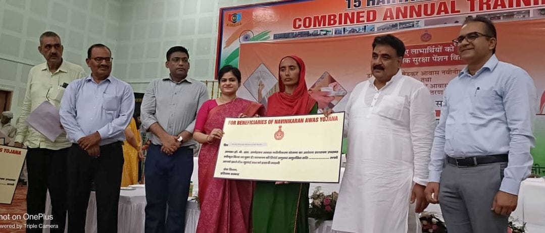 30जेएनडी16-अंत्योदय परिवारों को एक लाख रुपये की राशि देते हुए विधायक डॉ. कृष्ण मिड्ढा। स्रोत प् 30जेएनडी16-अंत्योदय परिवारों को एक लाख रुपये की राशि देते हुए विधायक डॉ. कृष्ण मिड्ढा। स्रोत प्