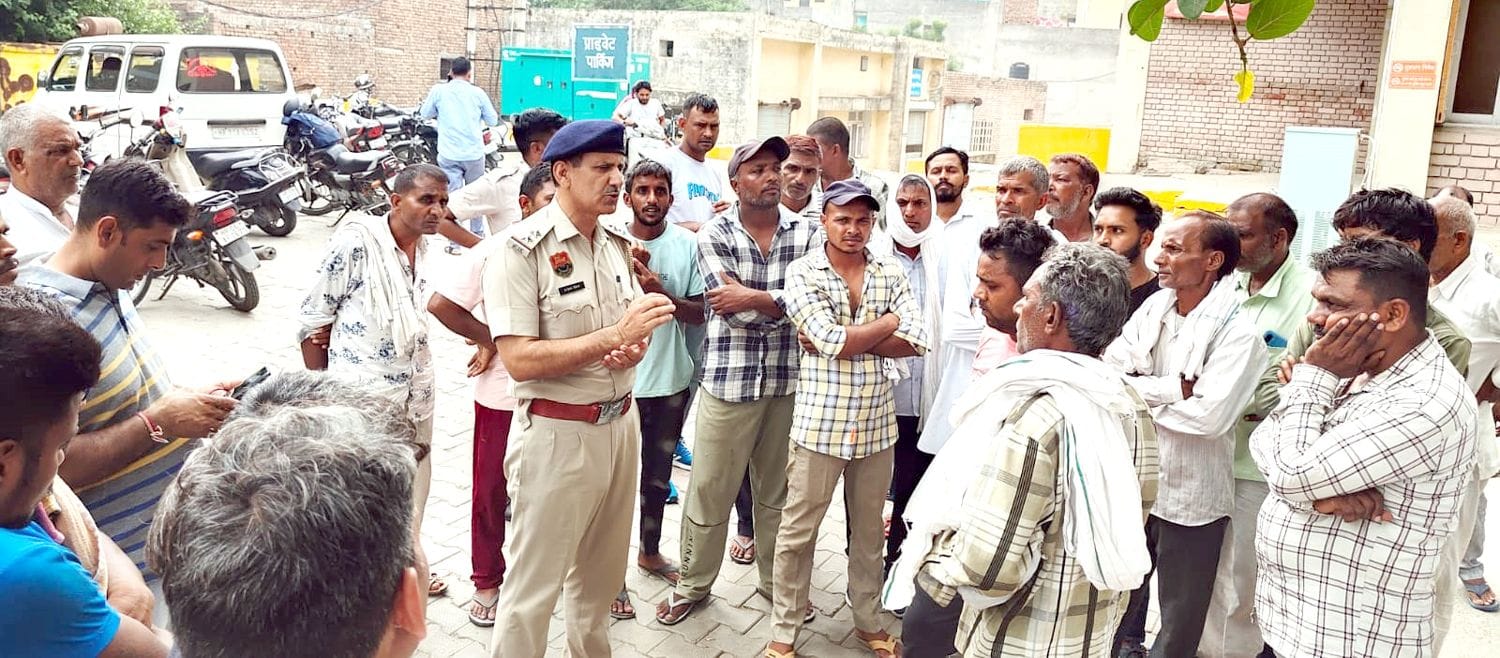 30जेएनडी21-परिजनों को समझाते हुए सदर थाना प्रभारी आत्मा राम। संवाद 30जेएनडी21-परिजनों को समझाते हुए सदर थाना प्रभारी आत्मा राम। संवाद