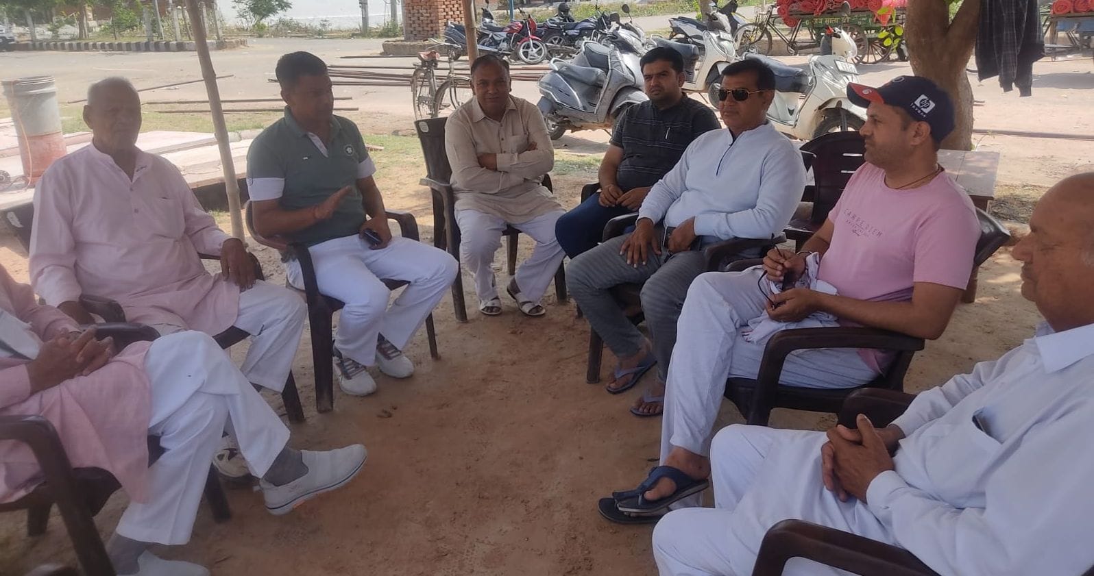 30जेएनडी26-चर्चा करते हुए मैढ सुनार सभा के पदाधिकारी। स्रोत स्वयं 30जेएनडी26-चर्चा करते हुए मैढ सुनार सभा के पदाधिकारी। स्रोत स्वयं