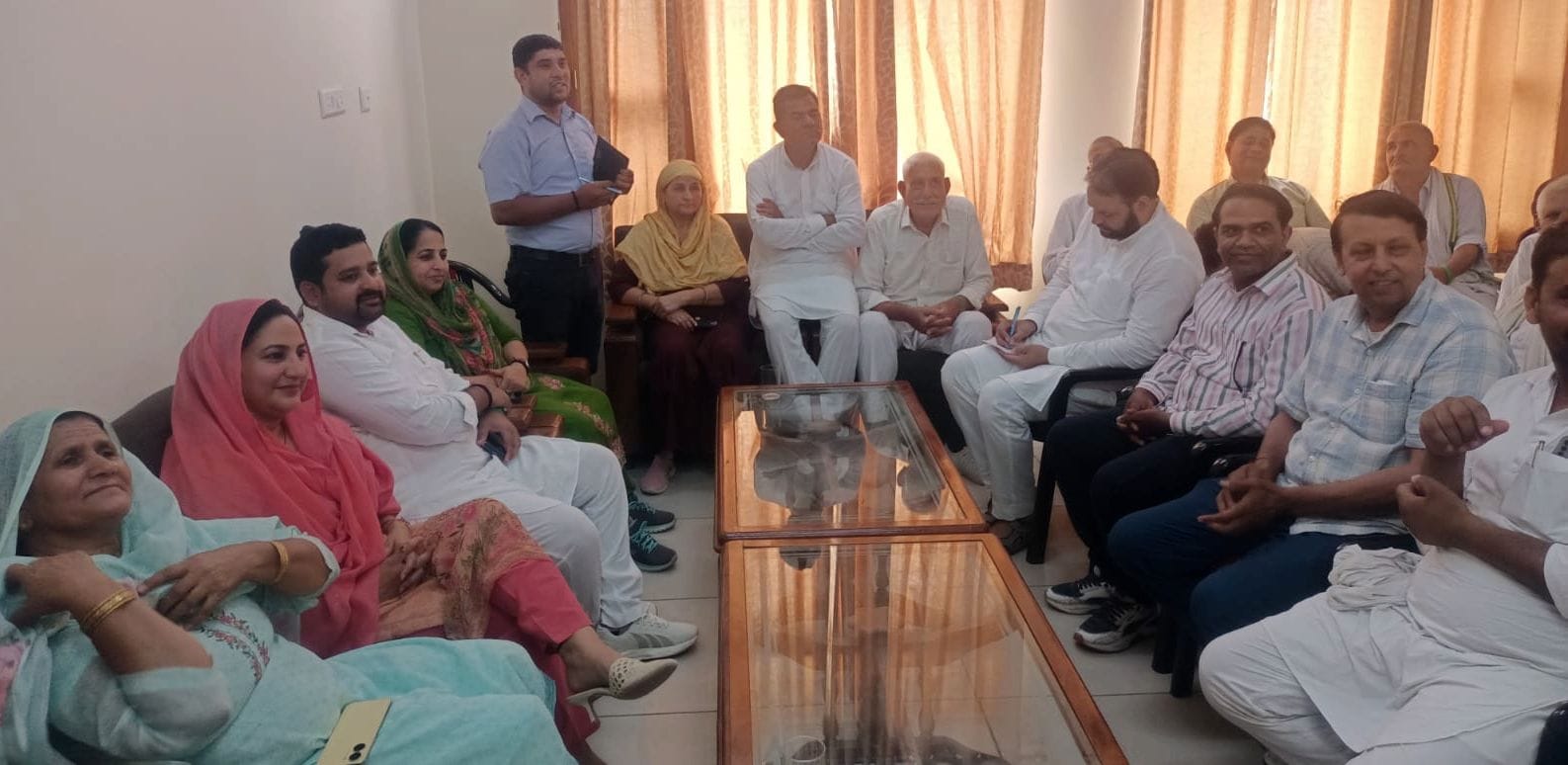 30जेएनडी27-बैठक को संबोधित करती सुनैना चौटाला। संवाद
