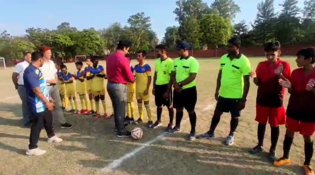 अंबाला छावनी के मैदान में फुटबॉल खिलाड़ी गोल करने का प्रयास करते हुए