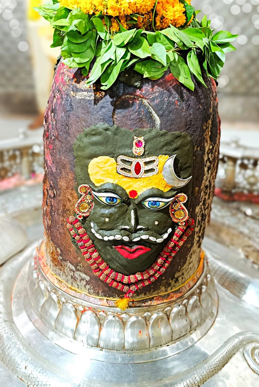 भस्मारती मे आज ....भांग का श्रंगार कर चन्द्र, त्रिपुंड और रुद्राक्ष की माला पहनकर सजे बाबा महाक