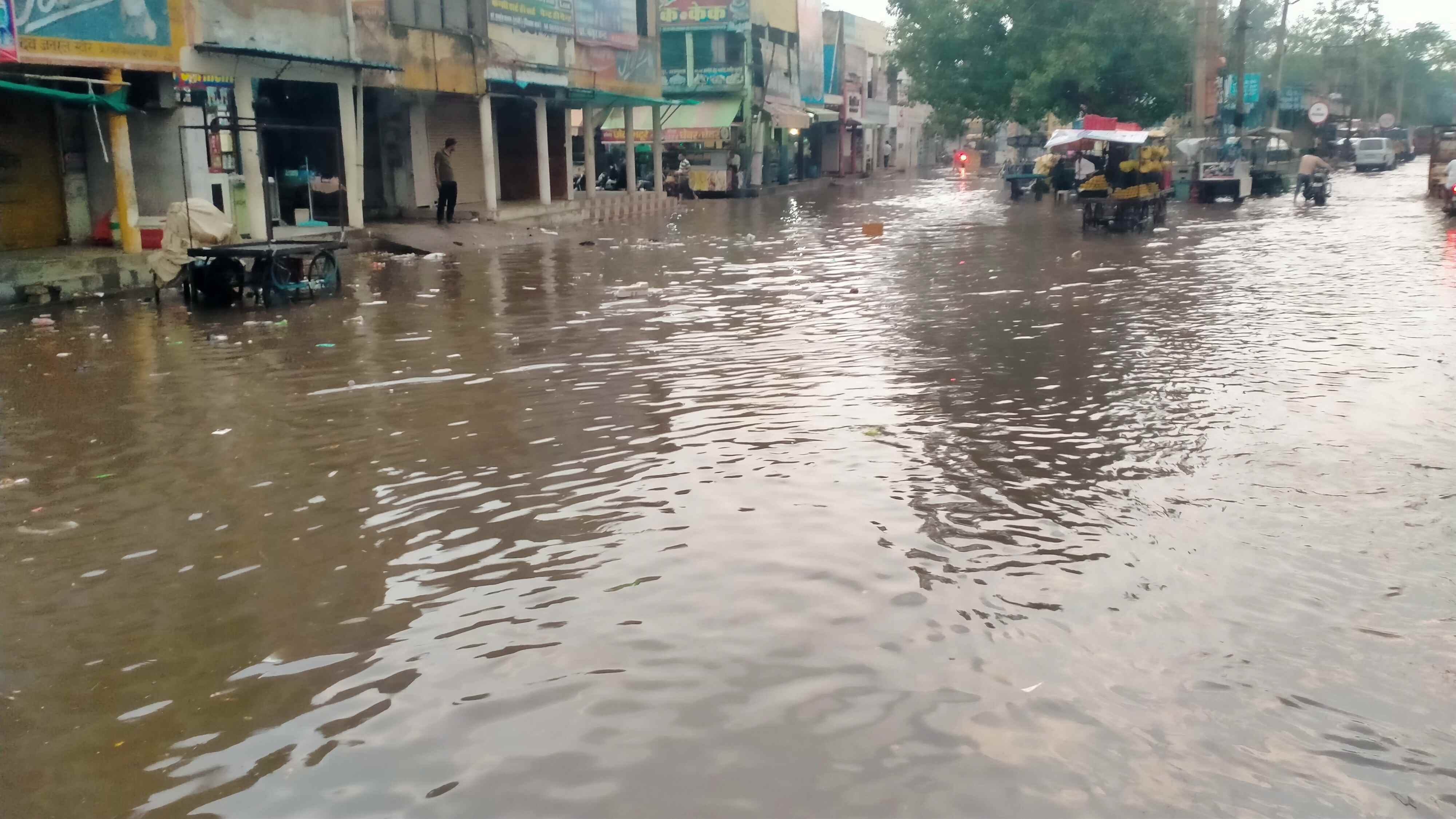 फोटो संख्या:71- बालाजी चौक पर भरा बारिश का पानी--स्रोत--संवाद
