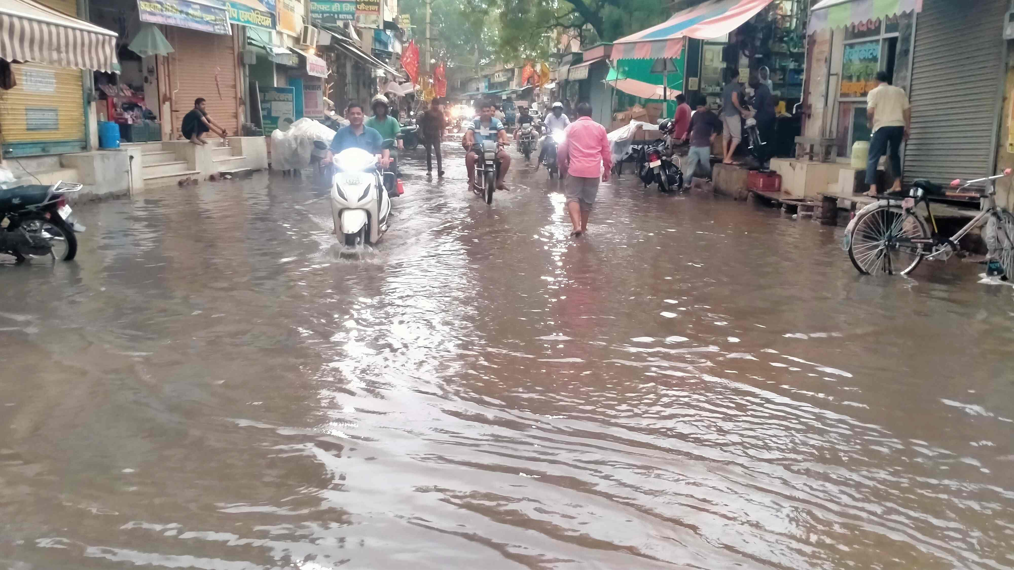फोटो संख्या:71- बालाजी चौक पर भरा बारिश का पानी--स्रोत--संवाद